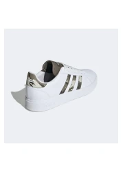 adidas حذاء رياضي رجالي باللون الأبيض من Grand Court Base 2.0