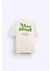 The Champ Clothing تي شيرت رجالي كبير الحجم باللون البيج - رقبة دائرية، طباعة كوردينات، حروف Move Ahead