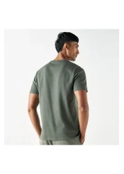 Iconic تي شيرت مزخرف برقبة دائرية وأكمام قصيرة