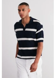  Collection تي شيرت بولو مخطط من القطن باللون الأزرق الداكن - إصدار محدود من TMNSS24PO00004