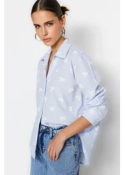  Collection قميص من القطن بقصة واسعة بنقوش بالزهور باللون الأزرق - TWOSS23GO00373