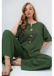 Trend Alaçatı Stili بلوزة وبنطلون Aerobin للسيدات باللون الكاكي ورقبة على شكل حرف V وأزرار معدنية ذهبية اللون ALC-X14122