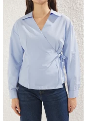  Collection قميص أزرق مزدوج الصدر مع تفاصيل ربطة عنق، قميص منسوج عادي TWOSS25GO00029