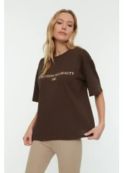  Collection تي شيرت محبوك بني 100٪ قطن مطبوع عليه شعار مريح / واسع ومريح TWOSS19GH0034