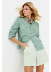  Collection قميص عادي مطرز بالزهور الخضراء مع تفاصيل مطرزة TWOSS23GO00152