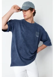  Collection تي شيرت نيلي كبير الحجم/واسع القطع بتأثير شاحب مطبوع عليه حروف 100% قطن TMNSS24TS00043