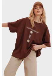 Trend Alaçatı Stili Women's Brown Crew Neck Printed Oversize Unisex T-Shirt ALC-X9577