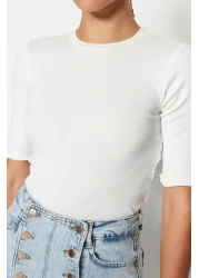  Collection بلوزة محبوكة قابلة للتمدد برقبة دائرية قابلة للتمدد من إكرو TWOSS23BZ00025