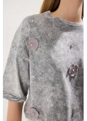  Collection Comfortable Fit - Gray Floral Print Crop T-Shirt Twoss25Ts00131