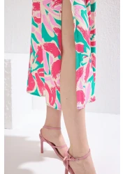  Collection فستان وردي متوسط الطول بطبعة زهور - خط على شكل حرف A، رقبة مزدوجة TWOSS24EL00915