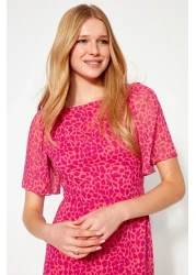  Collection فستان متوسط ​​الطول منقوش على شكل حيوانات فوشيا على شكل حرف A وأكمام ملاك مبطنة من الشيفون TWOSS23EL01372