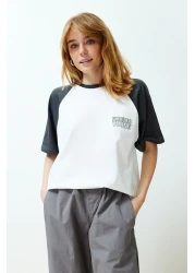  Collection تي شيرت أبيض 100% قطن محبوك بشعار مريح/مريح TWOSS24TS00134