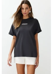  Collection تي شيرت أنثراسايت 100% قطن مطبوع من الأمام والظهر كبير الحجم/مقاس واسع تي شيرت محبوك TWOSS24TS00183