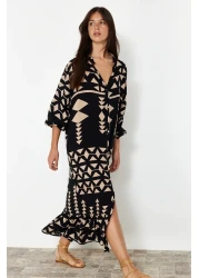  Collection فستان أسود متوسط ​​الطول بتفاصيل منسوجة بنمط كبح TWOSS24EL01019