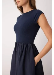  Collection فستان منسوج من القطن المقاوم للماء باللون الأزرق الداكن مع جزء سفلي واسع من القطن المقاوم للماء TWOSS25EL00873