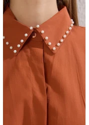  Modest فستان قميص منسوج بتفاصيل لؤلؤ القرفة TCTSS25EB00088