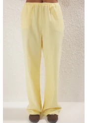  Collection بلوزة من الكتان ذات مظهر فيونكة صفراء وبنطلون واسع الساق منسوج من الأسفل إلى الأعلى TWOSS25AU00034