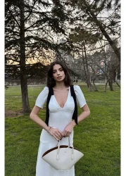 Afiş Butik أبيض عميق الخامس الرقبة قبالة الكتف القوس التفاصيل اصطف فستان طويل