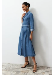  Collection فستان طويل من قماش الدنيم باللون الأزرق الفاتح مع حزام وياقة معطف TWOSS24EL00776