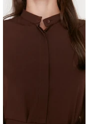  Modest فستان منسوج بحزام بني داكن وأزرار وطية صدر السترة TCTSS21EL3343