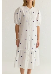  Collection فستان قميص منسوج متوسط الطول مطرز بالزهور من إكرو TWOSS25EL00039