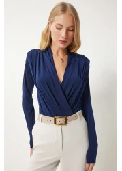 Happiness İstanbul بلوزة نسائية باللون الأزرق الداكن بياقة ملفوفة ومبطنة ومثبتة ZH00039