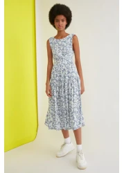  Collection فستان ميدي منسوج بتصميم زهور منخفض الخصر ومفتوح من الخصر باللون الأزرق TWOSS21EL0709