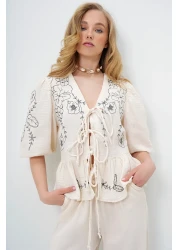 Trend Alaçatı Stili بلوزة نسائية من الكتان والموسلين برباط وتطريز على شكل حرف V من إكرو ALC-X13993