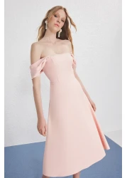  Collection فستان سهرة متوسط ​​الطول منسوج بتفاصيل لؤلؤ مسحوق وفتحة الخصر فستان التخرج الليلي TPRSS25EL00287