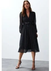  Collection فستان متوسط ​​الطول من الشيفون المبطن باللون الأسود وحزام منقط TWOSS24EL00839