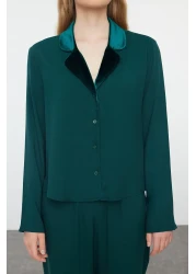  Collection طقم بيجامة مخملية من الفيسكوز باللون الأخضر الزمردي - تفاصيل طية صدر السترة، THMAW25PT00134