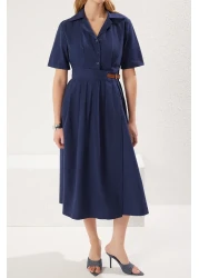  Collection فستان منسوج متوسط ​​الطول مبطن بالبوبلين باللون الأزرق الداكن مع بطانة وحزام TWOSS25EL00060