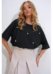 Trend Alaçatı Stili Women's Black Crew Neck Oversize Pearl and Stone Embroidered T-Shirt ALC-X11964