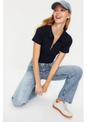  Collection بلوزة مضلعة بياقة بولو باللون الأزرق الداكن - تفاصيل سحاب، محبوكة قابلة للتمدد، مقاس مناسب TWOSS23BZ00496