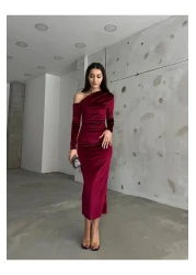 Butik Beyza فستان مخملي مكشوف الكتفين