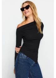  Collection أسود ثنيات قارب الرقبة غير المتكافئة بسط كم طويل محبوك بلوزة TWOAW24BZ00393