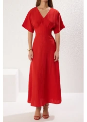  Collection فستان ماكسي منسوج باللون الأحمر على شكل حرف A مع تفاصيل صدرية على شكل حرف V TWOSS24EL00620