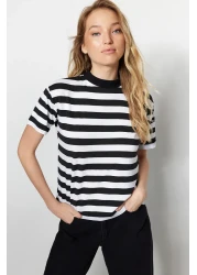  Collection تي شيرت محبوك أساسي بياقة واقفة مخطط باللونين الأبيض والأسود والأبيض TWOSS20TS1500