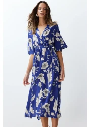  Collection فستان منسوج متوسط الطول بحزام أزرق وطبعة زهور على شكل حرف A ورقبة مزدوجة الصدر TWOSS24EL00915