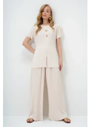 Trend Alaçatı Stili طقم بلوزة وبنطلون بياقة دائرية وفتحة مفصلة وأزرار ذهبية للنساء باللون البيج ALC-X14138