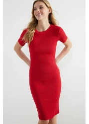  Collection فستان رصاص ميدي محبوك قابل للتمدد برقبة دائرية باللون الأحمر TWOSS24EL00486