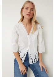 Happiness İstanbul بلوزة قميص منسوجة بيضاء رومانسية مطرزة للنساء QS00012