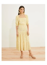 Koton فستان متوسط الطول من الفيسكوز بياقة مربعة وأكمام قصيرة بالون