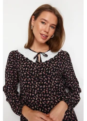  Modest فستان فيسكوز منقوش باللون الأسود مع تفاصيل طية صدر السترة TCTSS21EL3655