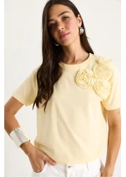 Bianco Lucci تي شيرت نسائي برقبة دائرية مع إكسسوارات زهور 60602030