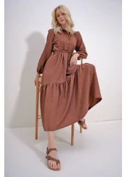 Trend Alaçatı Stili فستان ماكسي بوي للنساء من القهوة مع تنورة بأزرار أمامية من الكتان المكشكش ALC-X12045