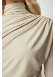 Happiness İstanbul بلوزة نسائية ذات ياقة عالية ومفصلة بتصميم كريمي FF00135