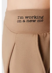  Collection بنطلون بيج بطبعة مفصلة بأرجل واسعة/قصة مريحة وخصر محبوك غير متماثل TWOAW23PL00389