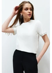  Collection تي شيرت محبوك بقصة عادية/عادية ومزين باللؤلؤ الأبيض TWOSS24TS00070