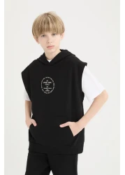 Defacto طقم للأولاد مكون من 3 قطع - سويت شيرت بغطاء للرأس، بدون أكمام ومطبوع، تي شيرت بأكمام قصيرة، ملابس بأرجل مرنة